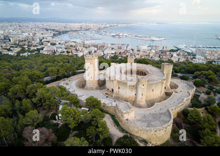 Vue aérienne de la forteresse médiévale - château de Bellver à Palma de Majorque, Îles Baléares, Espagne Banque D'Images