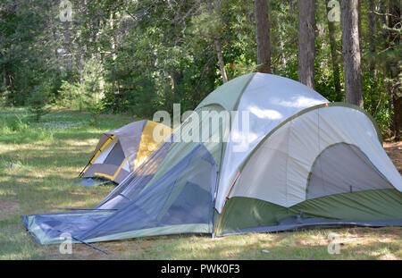 Photo de deux tentes d'être mis en place dans l'wildreness de l'ouest du Québec. Banque D'Images