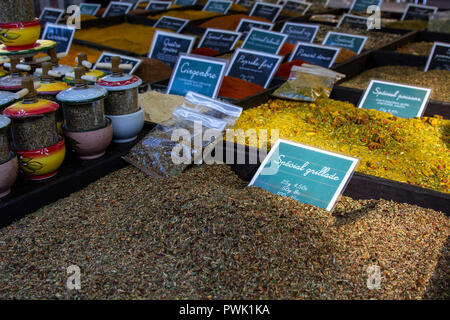 Les Halles Avignon est le lieu de marché couvert composé de 40 stands de produits locaux de grande qualité : fruits, vegetabes, herbes et épices, savon, oliv Banque D'Images