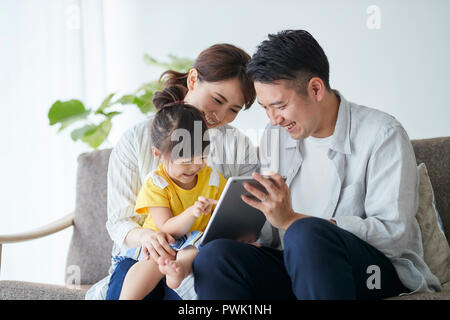 Famille japonaise sur le canapé Banque D'Images