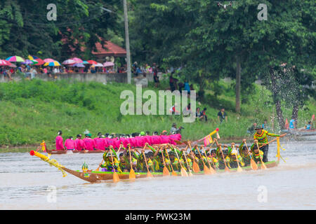 Pichit, Thaïlande - 1 septembre 2018 : festival annuel de long boat racing sur Nan river en face de Tha Luang temple bouddhiste à Pichit, Thaïlande Banque D'Images