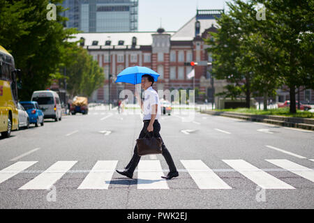 L'homme japonais avec parasol Banque D'Images