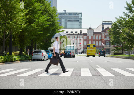 L'homme japonais avec parasol Banque D'Images