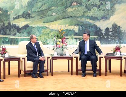 Beijing, Chine. 16 Oct, 2018. Le président chinois Xi Jinping (R) rencontre avec Stephen Perry, président du groupe de la Grande-Bretagne 48 Club, dans le Grand Hall du Peuple à Beijing, capitale de Chine, le 16 octobre 2018. Credit : Liu Weibing/Xinhua/Alamy Live News Banque D'Images