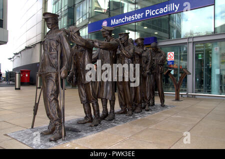 Manchester, UK. 16 octobre, 2018. Marquant le centenaire de la fin de la Première Guerre mondiale, une statue de sept soldats en aveugle a été dévoilé à l'extérieur de l'entrée principale de la gare Manchester Piccadilly. Intitulé, "victoire sur la cécité' il a été commandé par l'organisme de bienfaisance des anciens combattants militaires aveugles UK. La sculpture originale a été imaginé et conçu par l'artiste et sculpteur Johanna Domke-Guyot. Credit : Terry Waller Alamy Live News Banque D'Images