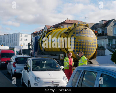 Newquay, Cornwall, UK. 16 octobre, 2018. Incident de pollution à l'UK's premier wind surf emplacement. Les eaux usées brutes d'un dysfonctionnement au sud-ouest de la station de pompage des eaux du Sud Fistral coulé sur public Pentire lave-vert une partie de la falaise avant de se jeter dans l'océan sur la plage de Fistral, environmental group Surfers Against Sewage aviser 48 heures avant d'entrer dans l'eau. Crédit : Robert Taylor/Alamy Live News Banque D'Images