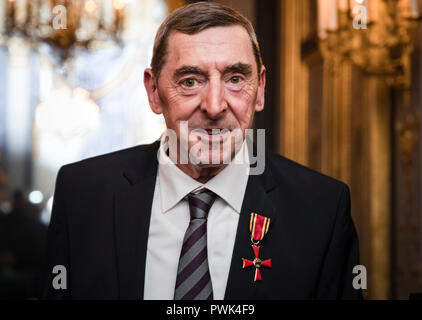 Paris, France. 16 Oct, 2018. 16 octobre 2018, France, Paris : Daniel Nivel porte la Croix Fédérale du Mérite, qu'il a reçu du ministre fédéral des Maas au Palais Beauharnais. La Gendarmerie française a été brutalement attaqué par Nivel hooligans allemands pendant la Coupe du Monde de Football de 1998 en France. Credit : Xander Heinl/Xander/photothek.net/dpa Heinl - ATTENTION : usage éditorial qu'en liaison avec la dernière couverture et que si le crédit mentionnées ci-dessus est référencé dans le plein/dpa/Alamy Live News Banque D'Images