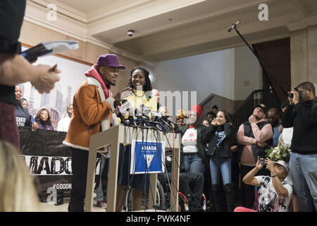 Chicago, Illinois, USA. 16 Oct, 2018. Chance Rapper publicaly entérinant Amara Enyia pour Maire de Chicago à l'Hôtel de Ville le 16 octobre 2018 Credit : Rick Majewski/ZUMA/Alamy Fil Live News Banque D'Images