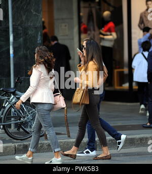 Milan, Daniela Ferolla et Massimiliano Ossini ensemble au centre Daniela Ferolla, ancienne Miss Italie 201, et Massimiliano Ossini, ensemble avec leur ami, arriver au centre-ville et après une promenade d'aller à déjeuner dans un restaurant. Quand ils quittent, une promenade autour du quartier de la mode, puis ils prennent un taxi pour rentrer à l'hôtel. Banque D'Images