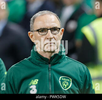 Aviva Stadium de Dublin, Irlande. 16 Oct, 2018. Nations Unies l'UEFA football Ligue contre l'Irlande, Pays de Galles, Martin O'Neill, l'entraîneur de l'Irlande au cours de la lecture de l'hymne national : Action Crédit Plus Sport/Alamy Live News Banque D'Images