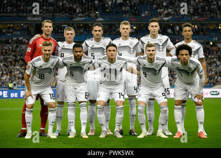 Paris, France. 16 Oct, 2018. 16 octobre 2018, France, Paris : Soccer : Ligue des Nations Unies a, France - Allemagne, Groupe, Groupe 1, 4ème journée au Stade de France. Les joueurs de l'Allemagne de prendre une photo de l'équipe avant le match : Deuxième rangée (L-R) Gardien de but Manuel Neuer, Toni Kroos, Mats Hummels, Matthias Ginter, d# 15#  et Thilo Kehrer. Première rangée (L-R) Joshua Kimmich, Serge Gnabry, Nico Schulz, Timo Werner et Leroy Sane. Credit : Ina Fassbender/dpa/Alamy Live News Banque D'Images