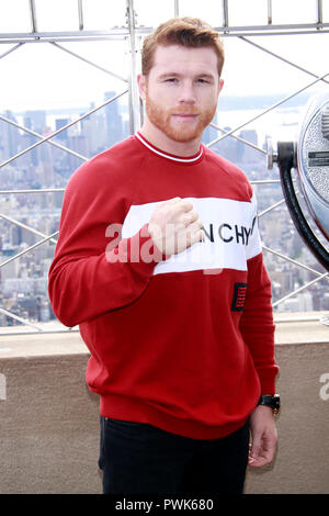 New York, NY, USA. 16 Oct, 2018. Canelo Avarez à l'Empire State Building la promotion du Championnat le 15 décembre combat de WBC, WBA, Lineal et Ring Magazine Champion du monde des poids moyens WBA Canelo Alvarez et Champion du Monde Poids moyens Super Rocky Fielding. 16 octobre, 2018. Crédit : Diego Corrdor Punch/media/Alamy Live News Banque D'Images