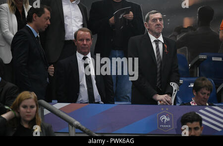 Paris, France. 16 Oct, 2018. 16 octobre 2018, France, Paris : Soccer : Ligue des Nations Unies a, France - Allemagne, Groupe, Groupe 1, 4ème journée au Stade de France. Daniel Nivel (R) est debout dans les gradins à côté de l'ancien entraîneur national allemand Berti Vogts (2-L). La Gendarmerie française a été brutalement attaqué par Nivel hooligans allemands pendant la Coupe du Monde de Football de 1998 en France. Credit : Ina Fassbender/dpa/Alamy Live News Banque D'Images