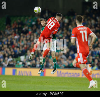 Aviva Stadium de Dublin, Irlande. 16 Oct, 2018. Nations Unies l'UEFA football Ligue contre l'Irlande, Pays de Galles, de Harry Arter (Rep de l'Irlande) et Harry Wilson (Pays de Galles) défi pour l'en-tête : Action Crédit Plus Sport/Alamy Live News Banque D'Images