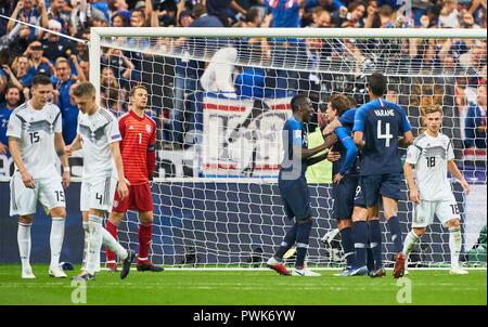 Paris, France. 16 octobre, 2018. Antoine GRIEZMANN, FRA 7 shoot but pour 2-1 , Manuel NEUER, DFB 1 gardien de but, ils applaudissent, joie, émotions, célébrer, rire, ils applaudissent, se réjouir, de déchirer les bras, serrant le poing, de célébrer la fête, FRANCE - ALLEMAGNE Football Ligue des Nations Unies, de la saison 2018/2019, 16 octobre 2018 Paris, France. © Peter Schatz / Alamy Live News Banque D'Images