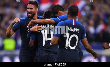 Paris, France. 16 Oct, 2018. Olivier Giroud, Antoine Griezmann, Blaise Matuidi, Paul Pogba et Kylian Mbappe (lr) de France célèbrent le 2 : 1 GES/football/Ligue des Nations Unies : France - Allemagne, Paris, 16.10.2018 Football/soccer : Ligue des Nations Unies : la France contre l'Allemagne, Paris, Octobre 16, 2018 | dans le monde entier : dpa Crédit/Alamy Live News Banque D'Images