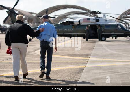 Panama City, Floride, USA. 15 octobre 2018. Président américain Donald Trump, à gauche, aux côtés de Florida Governor Rick Scott alors qu'il marche vers un marin sur sa façon de voir les dommages causés par l'ouragan Michael sur la base aérienne d'Eglin, 15 octobre 2018 à Valparaiso, en Floride. Credit : Planetpix/Alamy Live News Banque D'Images