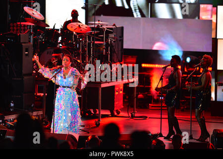 Miami, FL, USA. 15 Oct, 2018. Lauryn Hill effectue au cours de la The Miseducation of Lauryn Hill 20e anniversaire Tour à Bayfront Park Amphitheater le 15 octobre 2018 à Miami, en Floride. Credit : Mpi10/media/Alamy Punch Live News Banque D'Images