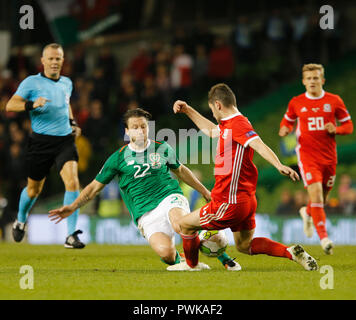 Aviva Stadium de Dublin, Irlande. 16 Oct, 2018. Nations Unies l'UEFA football Ligue contre l'Irlande, Pays de Galles, de Harry Arter (Rep de l'Irlande) et Ben Davies (Pays de Galles) défi pour la balle : Action Crédit Plus Sport/Alamy Live News Banque D'Images