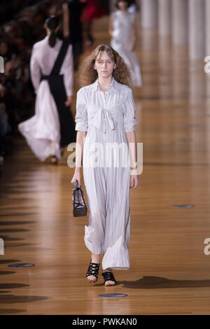 Tokyo, Japon. 16 Oct 2018. 2018/10/16, Tokyo Show 'piste' de Tae Lovina Lovina Tae Designer à la Fashion Week de Tokyo 2019 Amazon S/S. (Photos par Michael Steinebach/AFLO) Credit : AFLO Co.,Ltd/Alamy Live News Banque D'Images