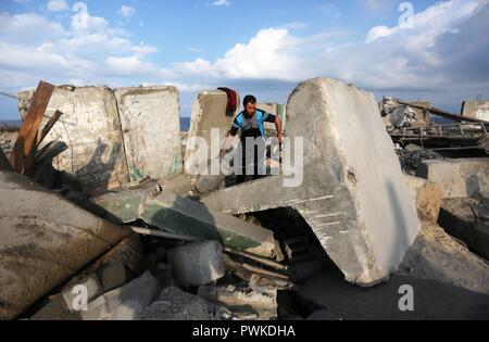 Rafah, bande de Gaza, territoire palestinien. 17 Oct, 2018. Un Palestinien inspecte le site ciblé par une frappe aérienne israélienne à Rafah, dans le sud de la bande de Gaza le 17 octobre 2018 Credit : Ashraf Amra/APA/Images/fil ZUMA Alamy Live News Banque D'Images