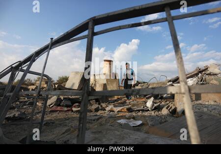 Rafah, bande de Gaza, territoire palestinien. 17 Oct, 2018. Un Palestinien inspecte le site ciblé par une frappe aérienne israélienne à Rafah, dans le sud de la bande de Gaza le 17 octobre 2018 Credit : Ashraf Amra/APA/Images/fil ZUMA Alamy Live News Banque D'Images