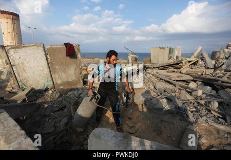 Rafah, bande de Gaza, territoire palestinien. 17 Oct, 2018. Un Palestinien inspecte le site ciblé par une frappe aérienne israélienne à Rafah, dans le sud de la bande de Gaza le 17 octobre 2018 Credit : Ashraf Amra/APA/Images/fil ZUMA Alamy Live News Banque D'Images