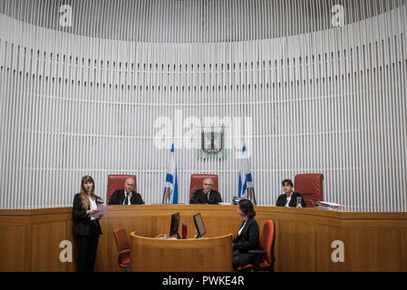 17 octobre 2018, ---, Jérusalem : Les juges de la Cour suprême israélienne discuter, au cours d'une audience, l'appel déposé par US student Lara Alqasem (pas sur la photo), 22 ans, contre la décision du gouvernement israélien de sa barre d'entrer en Israël sur son passé l'affiliation avec un groupe qui prend en charge le boycott d'Israël. Alqasem, qui est d'origine palestinienne, est restée dans un centre de rétention pour plus de deux semaines après avoir tenté d'entrer en Israël pour lancer un programme d'études supérieures mais son visa d'étudiant a été révoqué à l'aéroport. Photo : Ilia Efimovitch/dpa Banque D'Images