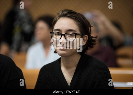 17 octobre 2018, ---, Jérusalem : US student Lara Alqasem, 22 ans, assiste à une audience à la Cour suprême israélienne d'interjeter appel de la décision du gouvernement israélien de bar d'entrer dans l'Israël sur son passé l'affiliation avec un groupe qui prend en charge le boycott d'Israël. Alqasem, qui est d'origine palestinienne, est restée dans un centre de rétention pour plus de deux semaines après avoir tenté d'entrer en Israël pour lancer un programme d'études supérieures mais son visa d'étudiant a été révoqué à l'aéroport. Photo : Ilia Efimovitch/dpa Banque D'Images