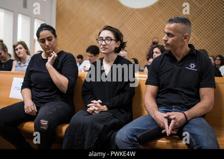 17 octobre 2018, ---, Jérusalem : US student Lara Alqasem (C), 22 ans, assiste à une audience à la Cour suprême israélienne d'interjeter appel de la décision du gouvernement israélien de bar d'entrer dans l'Israël sur son passé l'affiliation avec un groupe qui prend en charge le boycott d'Israël. Alqasem, qui est d'origine palestinienne, est restée dans un centre de rétention pour plus de deux semaines après avoir tenté d'entrer en Israël pour lancer un programme d'études supérieures mais son visa d'étudiant a été révoqué à l'aéroport. Photo : Ilia Efimovitch/dpa Banque D'Images