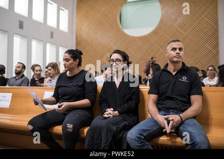 17 octobre 2018, ---, Jérusalem : US student Lara Alqasem (C), 22 ans, assiste à une audience à la Cour suprême israélienne d'interjeter appel de la décision du gouvernement israélien de bar d'entrer dans l'Israël sur son passé l'affiliation avec un groupe qui prend en charge le boycott d'Israël. Alqasem, qui est d'origine palestinienne, est restée dans un centre de rétention pour plus de deux semaines après avoir tenté d'entrer en Israël pour lancer un programme d'études supérieures mais son visa d'étudiant a été révoqué à l'aéroport. Photo : Ilia Efimovitch/dpa Banque D'Images