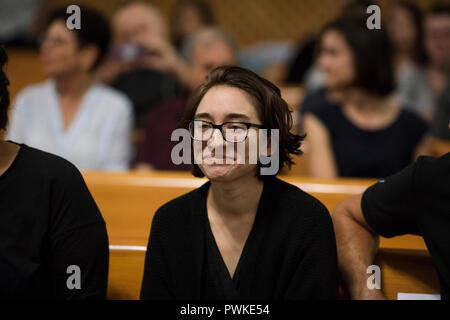 17 octobre 2018, ---, Jérusalem : US student Lara Alqasem (C), 22 ans, assiste à une audience à la Cour suprême israélienne d'interjeter appel de la décision du gouvernement israélien de bar d'entrer dans l'Israël sur son passé l'affiliation avec un groupe qui prend en charge le boycott d'Israël. Alqasem, qui est d'origine palestinienne, est restée dans un centre de rétention pour plus de deux semaines après avoir tenté d'entrer en Israël pour lancer un programme d'études supérieures mais son visa d'étudiant a été révoqué à l'aéroport. Photo : Ilia Efimovitch/dpa Banque D'Images