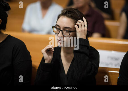 17 octobre 2018, ---, Jérusalem : US student Lara Alqasem, 22 ans, assiste à une audience à la Cour suprême israélienne d'interjeter appel de la décision du gouvernement israélien de bar d'entrer dans l'Israël sur son passé l'affiliation avec un groupe qui prend en charge le boycott d'Israël. Alqasem, qui est d'origine palestinienne, est restée dans un centre de rétention pour plus de deux semaines après avoir tenté d'entrer en Israël pour lancer un programme d'études supérieures mais son visa d'étudiant a été révoqué à l'aéroport. Photo : Ilia Efimovitch/dpa Banque D'Images