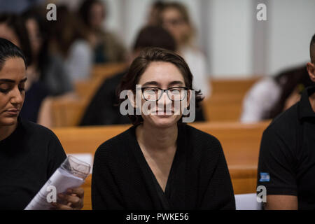 17 octobre 2018, ---, Jérusalem : US student Lara Alqasem (C), 22 ans, assiste à une audience à la Cour suprême israélienne d'interjeter appel de la décision du gouvernement israélien de bar d'entrer dans l'Israël sur son passé l'affiliation avec un groupe qui prend en charge le boycott d'Israël. Alqasem, qui est d'origine palestinienne, est restée dans un centre de rétention pour plus de deux semaines après avoir tenté d'entrer en Israël pour lancer un programme d'études supérieures mais son visa d'étudiant a été révoqué à l'aéroport. Photo : Ilia Efimovitch/dpa Banque D'Images