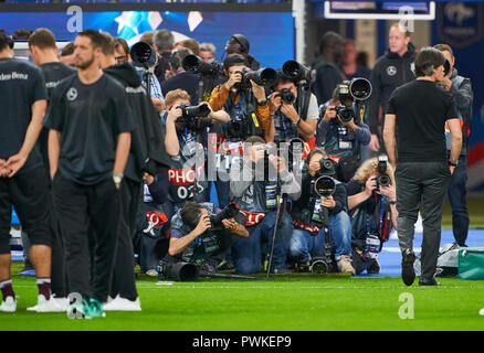 Paris, France. 16 Oct 2018. France - Allemagne, le soccer, Paris, Octobre 16, 2018 headcoach DFB Joachim Loew, Jogi LÖW, observé par les médias, , photographe, Photo, Pressphotographer, appareil photo, Photo, image Reporter, journaliste, médias, FRANCE - Allemagne 2-1 Nations du Football League, de la saison 2018/2019, 16 octobre 2018 Paris, France. © Peter Schatz / Alamy Live News Banque D'Images