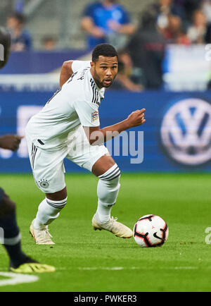 Paris, France. 16 Oct 2018. France - Allemagne, le soccer, Paris, 16 octobre 2018 Serge GNABRY, DFB 6 lecteurs, contrôle la balle, action, full-size, Simple action avec la bille, corps plein, figure d'ensemble, plans, découpe, traitement unique balle, pick-up, coupe, découper, FRANCE - Allemagne 2-1 Nations du Football League, de la saison 2018/2019, 16 octobre 2018 Paris, France. © Peter Schatz / Alamy Live News Banque D'Images