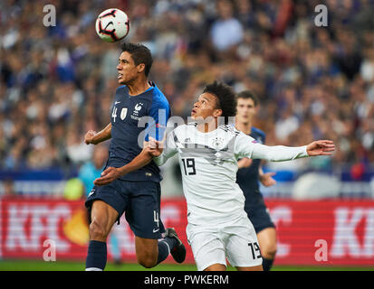 Paris, France. 16 Oct 2018. France - Allemagne, le soccer, Paris, Octobre 16, 2018 Leroy SANE, DFB 19 concurrence pour la balle, s'attaquer, duel, un en-tête contre Raphael VARANE, FRA 4 FRANCE - Allemagne 2-1 Nations du Football League, de la saison 2018/2019, 16 octobre 2018 Paris, France. © Peter Schatz / Alamy Live News Banque D'Images