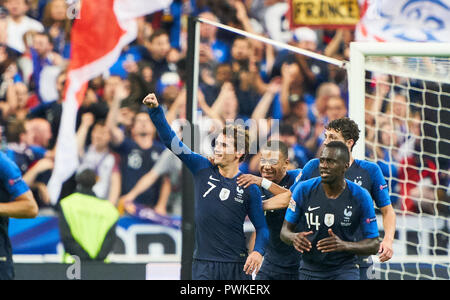 Paris, France. 16 Oct 2018. France - Allemagne, le soccer, Paris, Octobre 16, 2018 Antoine GRIEZMANN, FRA 7 shoot but pour 2-1 et célébrer avec Kylian MBAPPE, FRA 10 , Blaise MATUIDI, FRA 14 penalty shoot-out, 11m, coup de pied de pénalité, d'action, simple action, tir au but, Manuel NEUER, DFB 1 gardien de but, FRANCE - Allemagne 2-1 Nations du Football League, de la saison 2018/2019, 16 octobre 2018 Paris, France. © Peter Schatz / Alamy Live News Banque D'Images