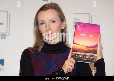 Londres, Royaume-Uni. 14Th Oct, 2018. Romancière Anna Burns pose avec son travail "ilkman' lors d'un photocall au Royal Festival Hall de Londres, la Grande-Bretagne le 14 octobre 2018. Romancière Anna Burns de l'Irlande du Nord a remporté le Man Booker Prize for Fiction pour son travail 'ilkman', il a été annoncé le mardi soir. Crédit : Ray Tang/Xinhua/Alamy Live News Banque D'Images