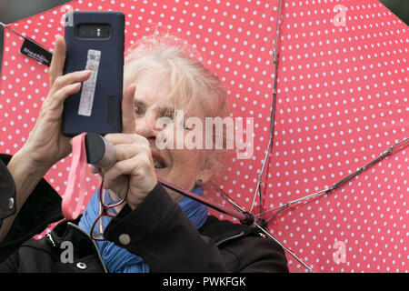 London UK. 17 octobre 2018. Les piétons à l'abri de la pluie Bruine à Trafalgar Square Londres sur un ovecast humide jour Crédit : amer ghazzal/Alamy Live News Banque D'Images