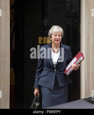 10 Downing Street, Londres, Royaume-Uni. 17 octobre 2018. Le Premier ministre britannique quitte Downing Street de premier ministres Questions au Parlement avant de se rendre à Bruxelles plus tard dans la journée pour rencontrer les dirigeants de l'UE. Credit : Malcolm Park/Alamy Live News. Banque D'Images