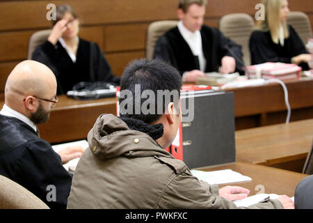 17 octobre 2018, Berlin, Cologne : le défendeur (r) se trouve dans la salle d'audience à côté de son avocat. Plus de deux ans après la découverte d'un cadavre démembré sur les rives du Rhin à Cologne, le procès contre un cuisinier chinois a commencé. Photo : Oliver Berg/dpa Banque D'Images