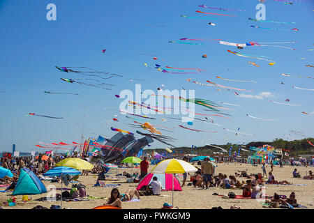 CERVIA, ITALIE - 1 mai : ciel plein de cerfs-volants pour l'International du cerf-volant le 1 mai 2010 à Cervia, en Italie. Ce festival rassemble des cerfs-volistes du monde entier chaque année depuis 1981. Banque D'Images