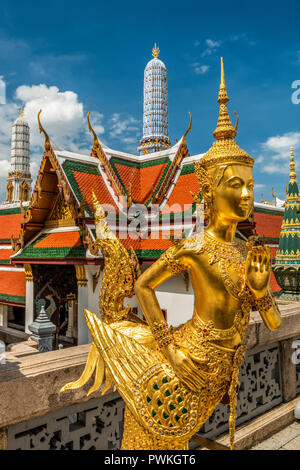 Statue d'un kinnara, Wat Phra Kaew, Bangkok, Thaïlande Banque D'Images