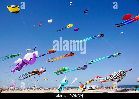 CERVIA, ITALIE - 1 mai : ciel plein de cerfs-volants pour l'International du cerf-volant le 1 mai 2010 à Cervia, en Italie. Ce festival rassemble des cerfs-volistes du monde entier chaque année depuis 1981. Banque D'Images