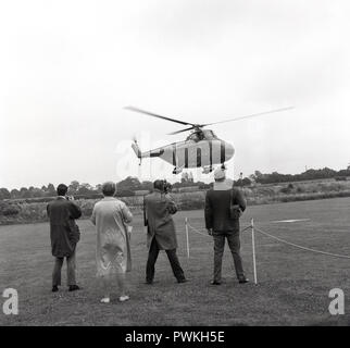 1960, les membres de la presse d'attendre l'arrivée de l'hélicoptère royal Entrée en terre dans l'enceinte de l'hôpital de Stoke Mandeville, Aylesbury, Buckinghamshire, Royaume-Uni, pour une visite royale de la princesse Marina, duchesse de Kent. Banque D'Images