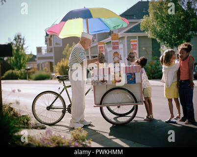 Groupe d'enfants la queue pour acheter de la crème glacée à la crème glacée d'un panier. Banque D'Images