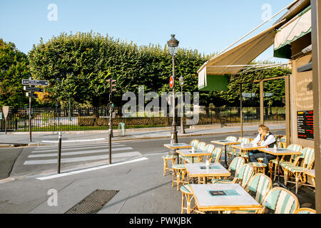 PARIS, FRANCE - 31 août 2018 : Street view avec café français et de la cathédrale Notre-Dame de Paris Banque D'Images