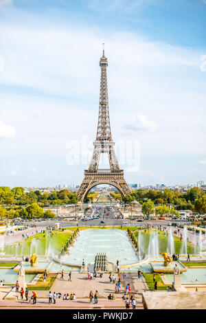 PARIS, FRANCE - 31 août 2018 : vue sur la Tour Eiffel avec des fontaines pendant le jour à Paris Banque D'Images
