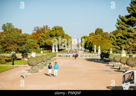 PARIS, FRANCE - 01 septembre 2018 : vue sur le parc des Tuileries avec couple en train de marcher sur l'allée à Paris Banque D'Images